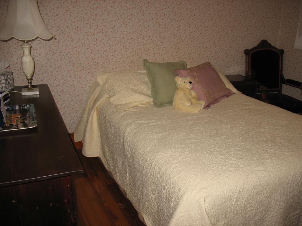 Hugging Bear Inn Bellows Falls Exteriör bild