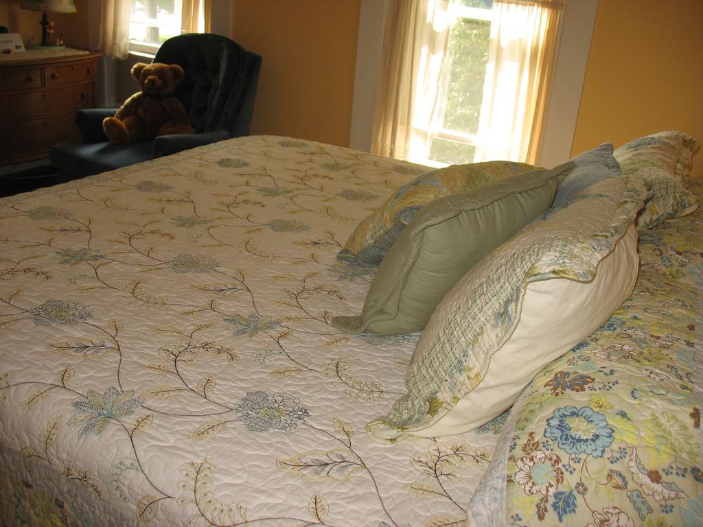 Hugging Bear Inn Bellows Falls Exteriör bild