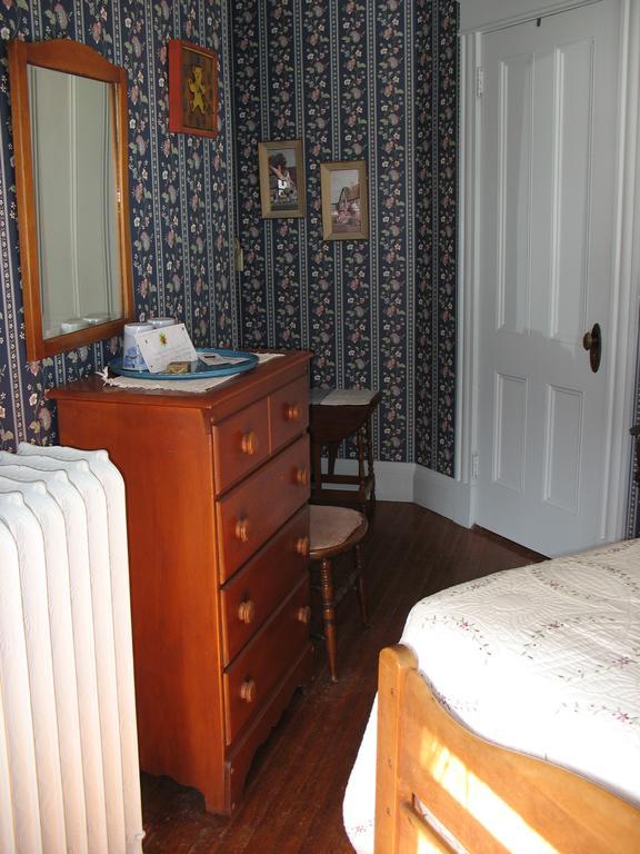 Hugging Bear Inn Bellows Falls Exteriör bild