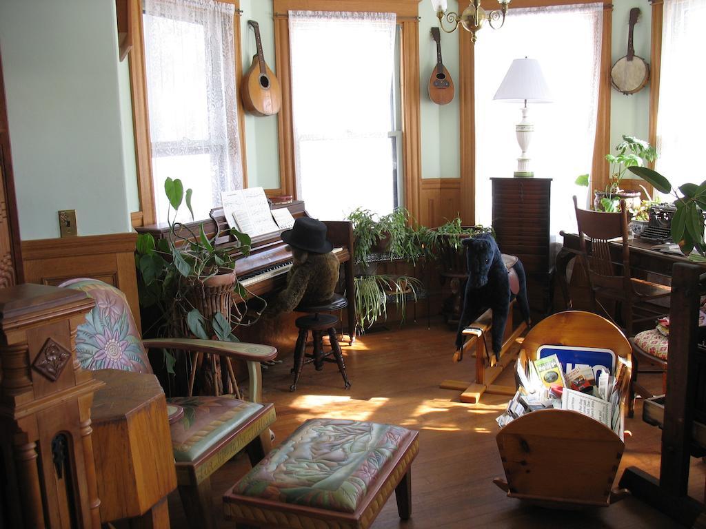 Hugging Bear Inn Bellows Falls Exteriör bild